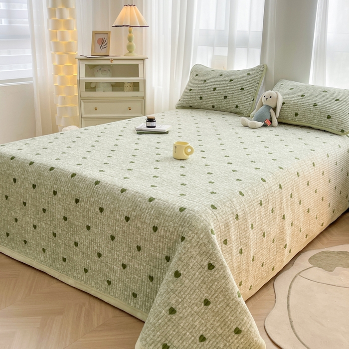 91家纺网 家纺一手货源 找家纺 梵朴 2025新款印花牛奶绒珊瑚绒夹棉直角包边款床盖榻榻米炕盖 绿爱心