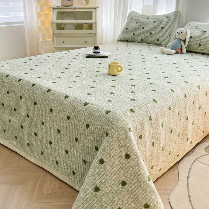 91家纺网 家纺一手货源 找家纺 梵朴 2025新款印花牛奶绒珊瑚绒夹棉直角包边款床盖榻榻米炕盖 绿爱心