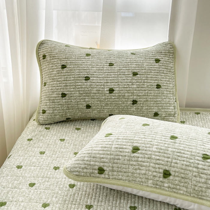 91家纺网 家纺一手货源 找家纺 梵朴 2025新款印花牛奶绒珊瑚绒夹棉直角包边款床盖榻榻米炕盖 绿爱心