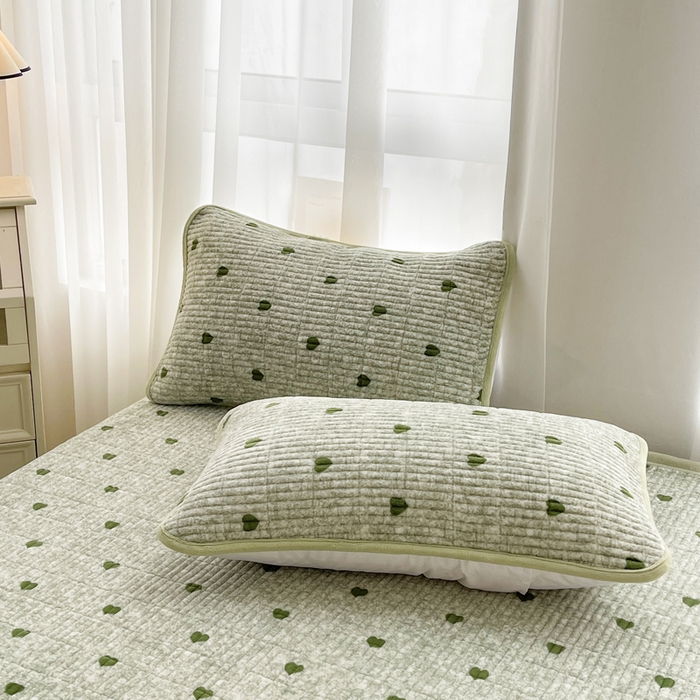 91家纺网 家纺一手货源 找家纺 梵朴 2025新款印花牛奶绒珊瑚绒夹棉直角包边款床盖榻榻米炕盖 绿爱心