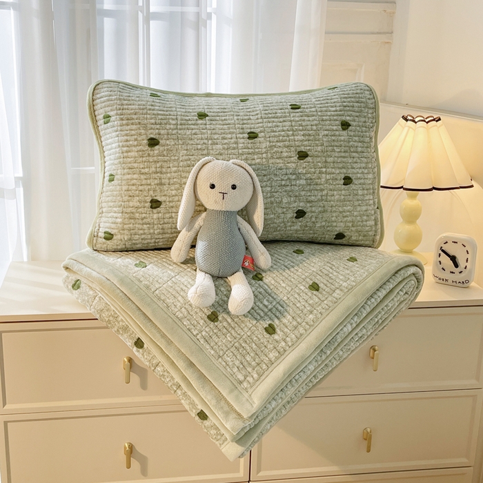 91家纺网 家纺一手货源 找家纺 梵朴 2025新款印花牛奶绒珊瑚绒夹棉直角包边款床盖榻榻米炕盖 绿爱心