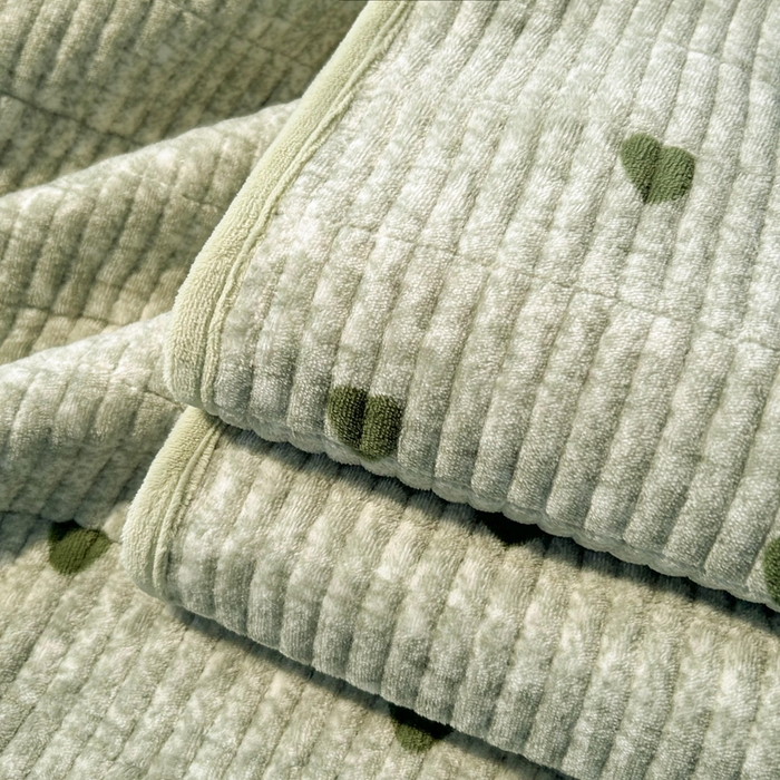 91家纺网 家纺一手货源 找家纺 梵朴 2025新款印花牛奶绒珊瑚绒夹棉直角包边款床盖榻榻米炕盖 绿爱心