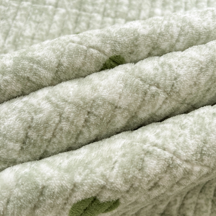 91家纺网 家纺一手货源 找家纺 梵朴 2025新款印花牛奶绒珊瑚绒夹棉直角包边款床盖榻榻米炕盖 绿爱心