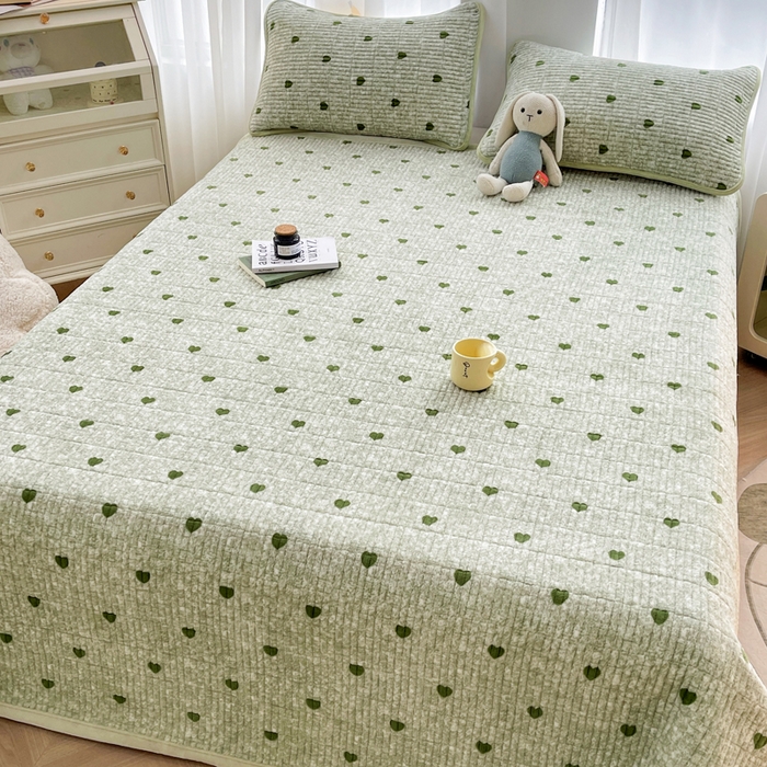 91家纺网 家纺一手货源 找家纺 梵朴 2025新款印花牛奶绒珊瑚绒夹棉直角包边款床盖榻榻米炕盖 绿爱心