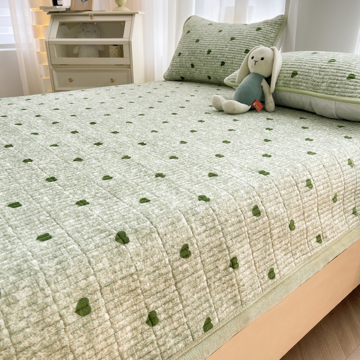 91家纺网 家纺一手货源 找家纺 梵朴 2025新款印花牛奶绒珊瑚绒夹棉直角包边款床盖榻榻米炕盖 绿爱心