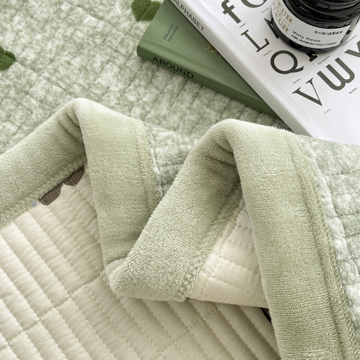 91家纺网 家纺一手货源 找家纺 梵朴 2025新款印花牛奶绒珊瑚绒夹棉直角包边款床盖榻榻米炕盖 绿爱心