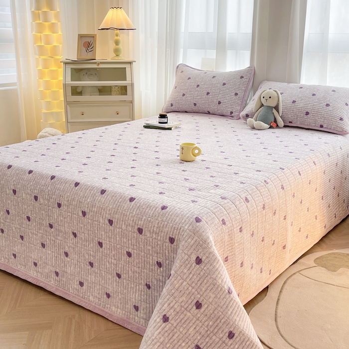 91家纺网 家纺一手货源 找家纺 梵朴 2025新款印花牛奶绒珊瑚绒夹棉直角包边款床盖榻榻米炕盖 紫爱心