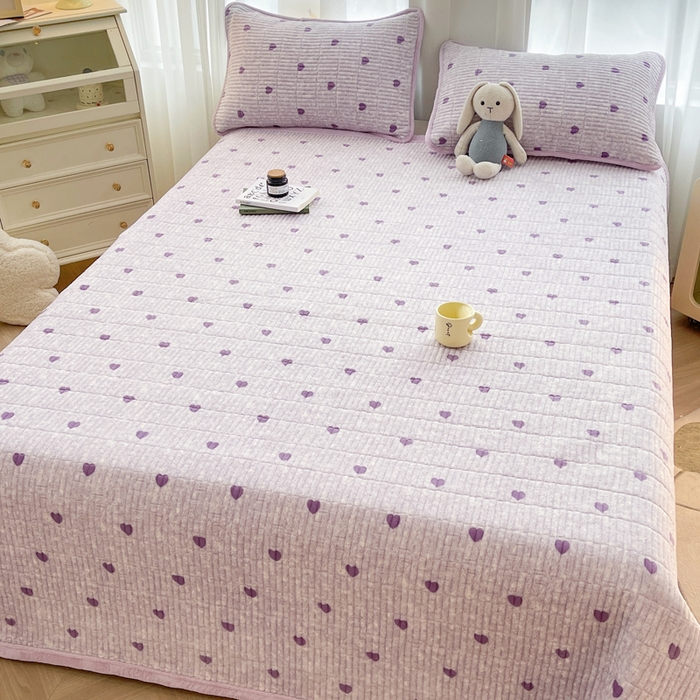 91家纺网 家纺一手货源 找家纺 梵朴 2025新款印花牛奶绒珊瑚绒夹棉直角包边款床盖榻榻米炕盖 紫爱心