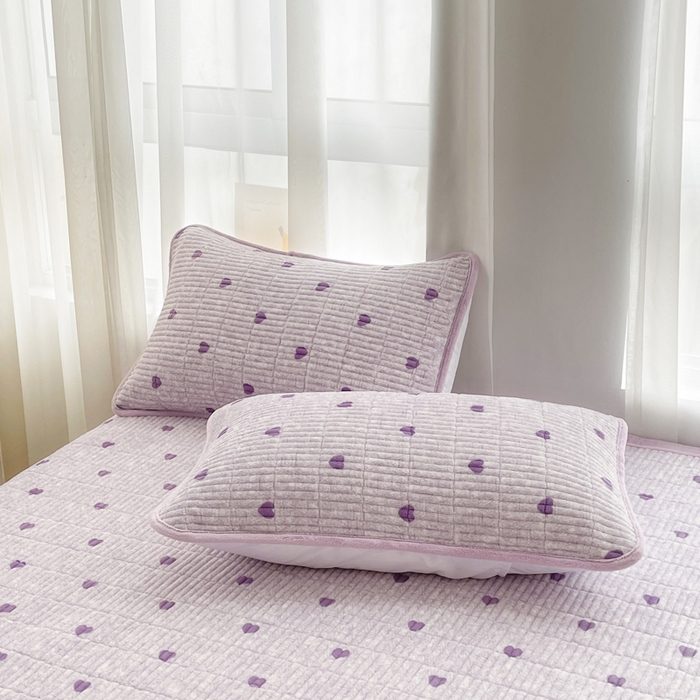 91家纺网 家纺一手货源 找家纺 梵朴 2025新款印花牛奶绒珊瑚绒夹棉直角包边款床盖榻榻米炕盖 紫爱心