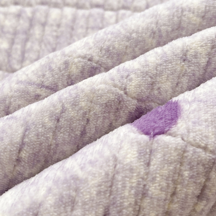 91家纺网 家纺一手货源 找家纺 梵朴 2025新款印花牛奶绒珊瑚绒夹棉直角包边款床盖榻榻米炕盖 紫爱心