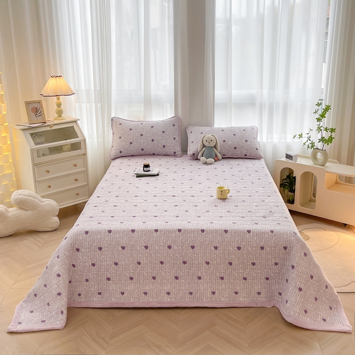 91家纺网 家纺一手货源 找家纺 梵朴 2025新款印花牛奶绒珊瑚绒夹棉直角包边款床盖榻榻米炕盖 紫爱心