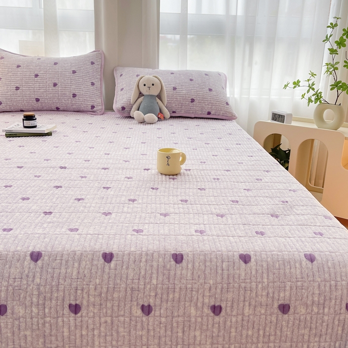 91家纺网 家纺一手货源 找家纺 梵朴 2025新款印花牛奶绒珊瑚绒夹棉直角包边款床盖榻榻米炕盖 紫爱心