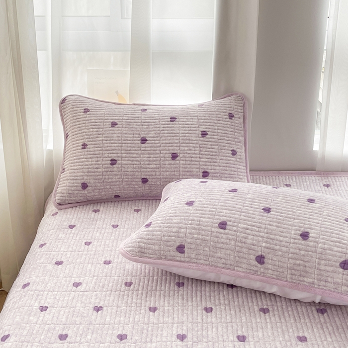 91家纺网 家纺一手货源 找家纺 梵朴 2025新款印花牛奶绒珊瑚绒夹棉直角包边款床盖榻榻米炕盖 紫爱心