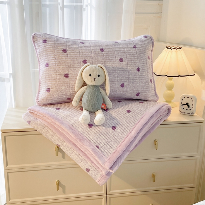 91家纺网 家纺一手货源 找家纺 梵朴 2025新款印花牛奶绒珊瑚绒夹棉直角包边款床盖榻榻米炕盖 紫爱心