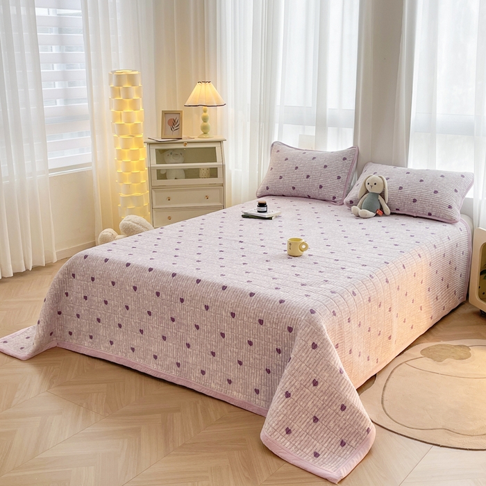 91家纺网 家纺一手货源 找家纺 梵朴 2025新款印花牛奶绒珊瑚绒夹棉直角包边款床盖榻榻米炕盖 紫爱心