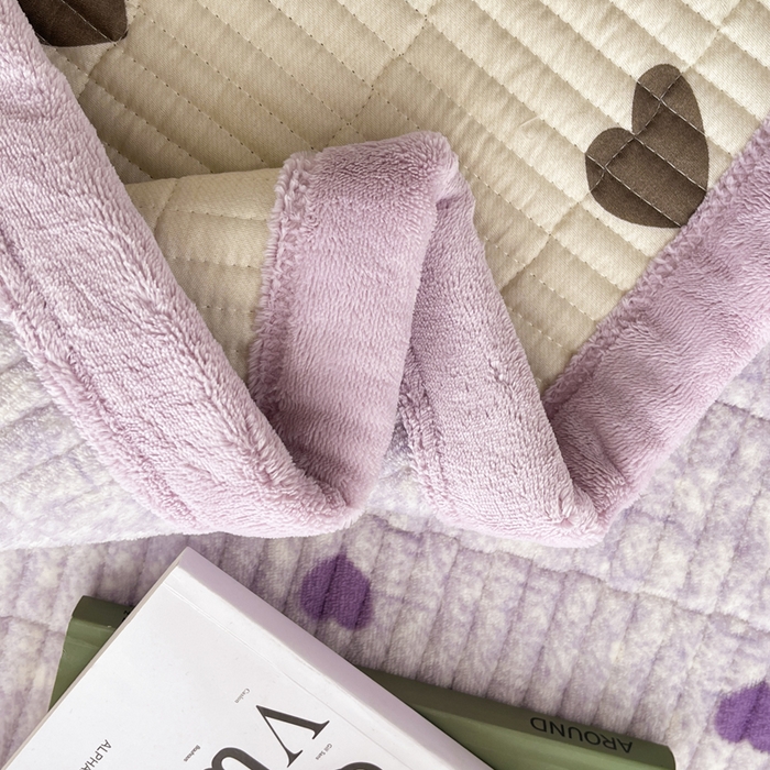 91家纺网 家纺一手货源 找家纺 梵朴 2025新款印花牛奶绒珊瑚绒夹棉直角包边款床盖榻榻米炕盖 紫爱心