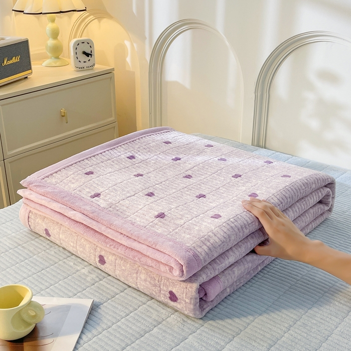 91家纺网 家纺一手货源 找家纺 梵朴 2025新款印花牛奶绒珊瑚绒夹棉直角包边款床盖榻榻米炕盖 紫爱心