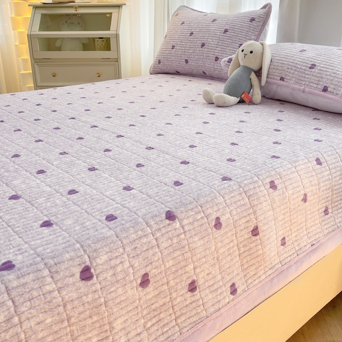 91家纺网 家纺一手货源 找家纺 梵朴 2025新款印花牛奶绒珊瑚绒夹棉直角包边款床盖榻榻米炕盖 紫爱心