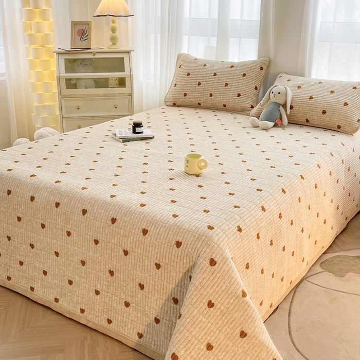 91家纺网 家纺一手货源 找家纺 梵朴 2025新款印花牛奶绒珊瑚绒夹棉直角包边款床盖榻榻米炕盖 咖爱心