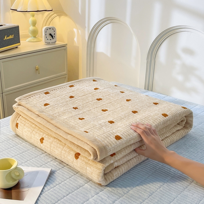 91家纺网 家纺一手货源 找家纺 梵朴 2025新款印花牛奶绒珊瑚绒夹棉直角包边款床盖榻榻米炕盖 咖爱心