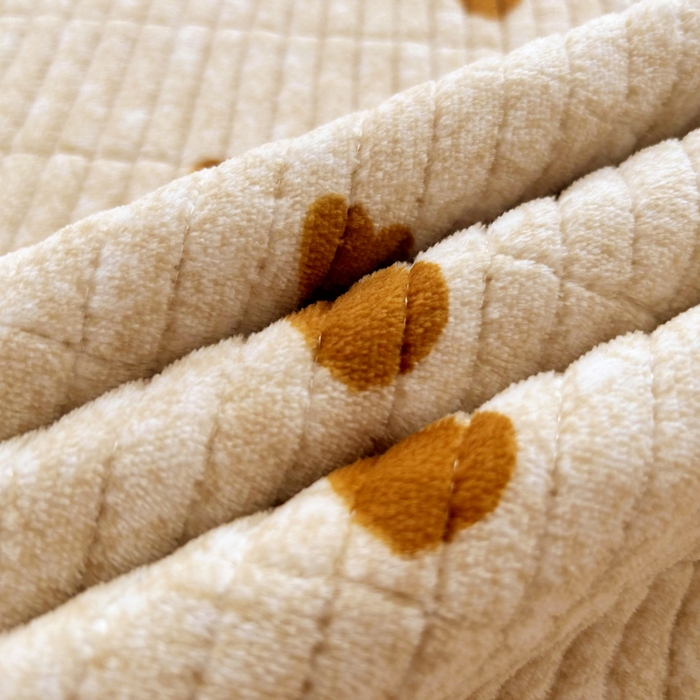 91家纺网 家纺一手货源 找家纺 梵朴 2025新款印花牛奶绒珊瑚绒夹棉直角包边款床盖榻榻米炕盖 咖爱心