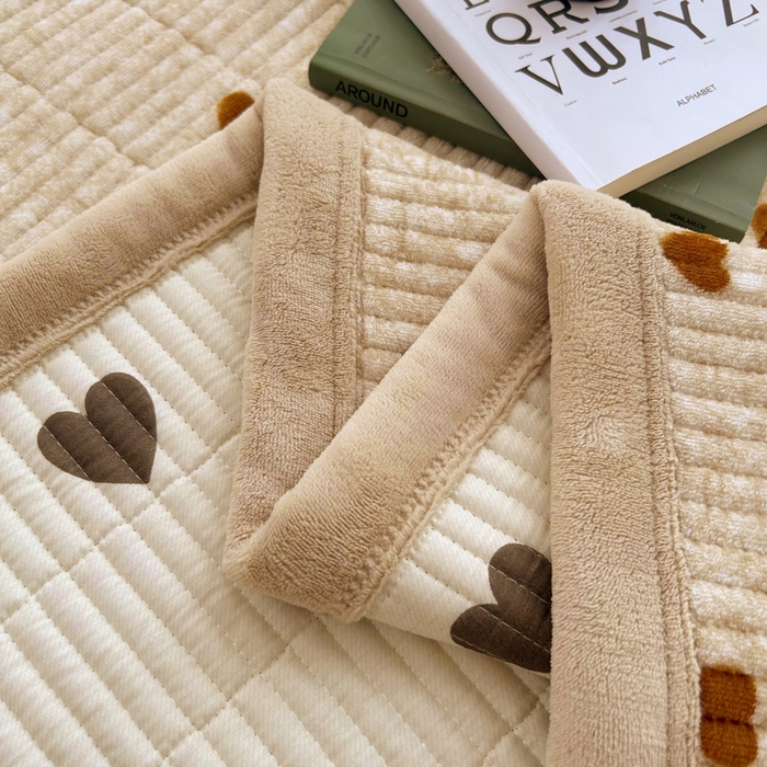 91家纺网 家纺一手货源 找家纺 梵朴 2025新款印花牛奶绒珊瑚绒夹棉直角包边款床盖榻榻米炕盖 咖爱心