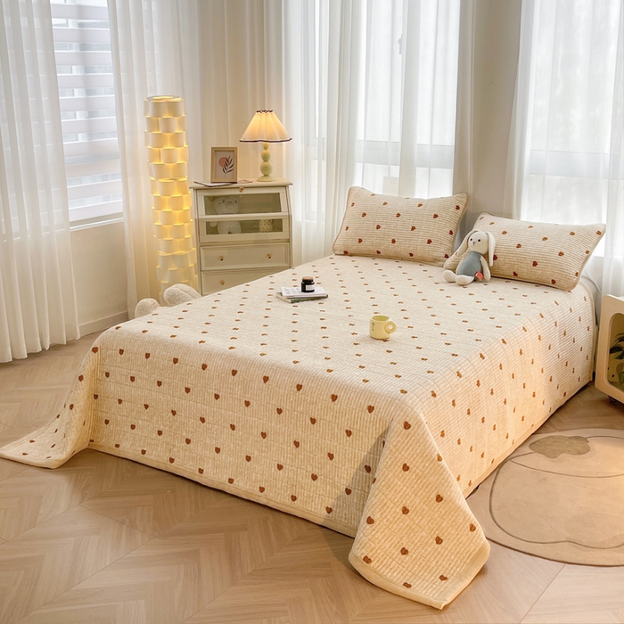 91家纺网 家纺一手货源 找家纺 梵朴 2025新款印花牛奶绒珊瑚绒夹棉直角包边款床盖榻榻米炕盖 咖爱心