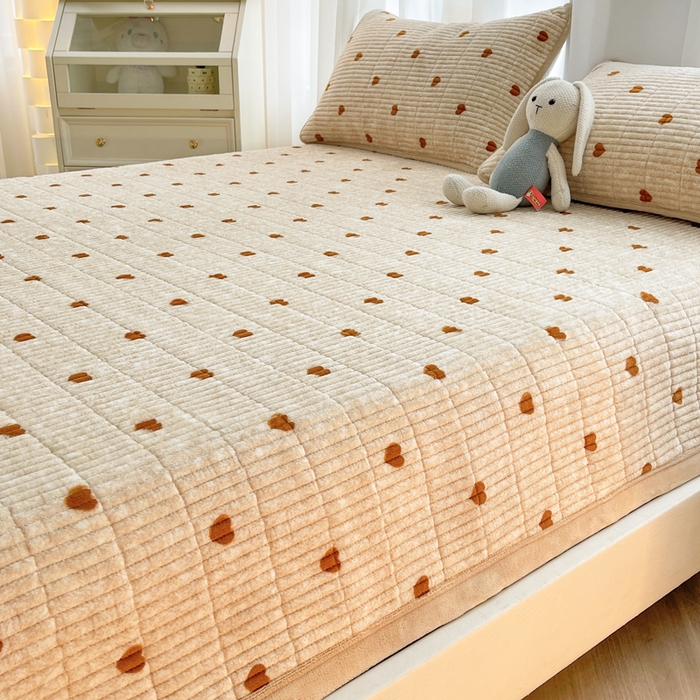 91家纺网 家纺一手货源 找家纺 梵朴 2025新款印花牛奶绒珊瑚绒夹棉直角包边款床盖榻榻米炕盖 咖爱心