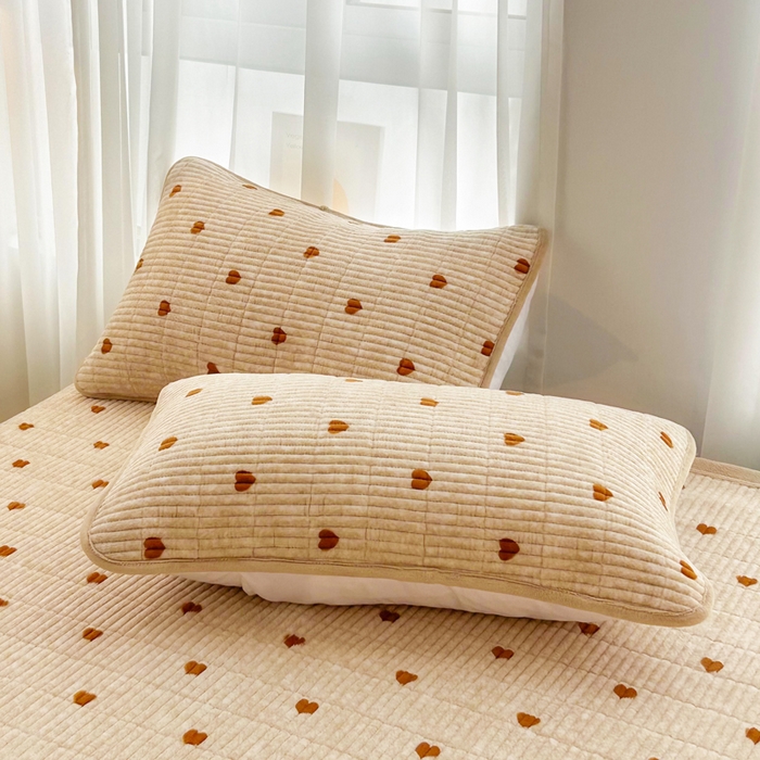 91家纺网 家纺一手货源 找家纺 梵朴 2025新款印花牛奶绒珊瑚绒夹棉直角包边款床盖榻榻米炕盖 咖爱心