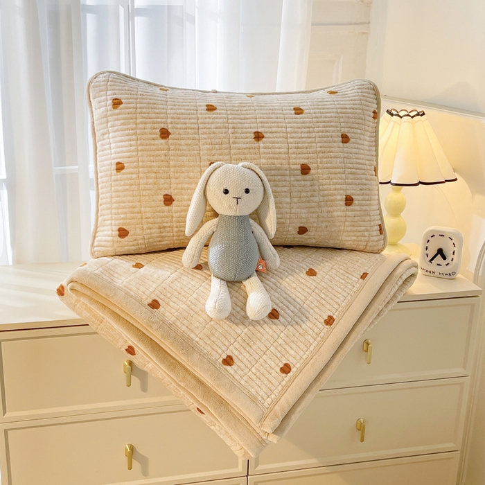 91家纺网 家纺一手货源 找家纺 梵朴 2025新款印花牛奶绒珊瑚绒夹棉直角包边款床盖榻榻米炕盖 咖爱心