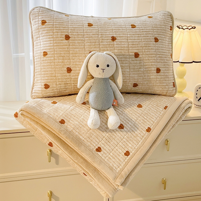 91家纺网 家纺一手货源 找家纺 梵朴 2025新款印花牛奶绒珊瑚绒夹棉直角包边款床盖榻榻米炕盖 咖爱心