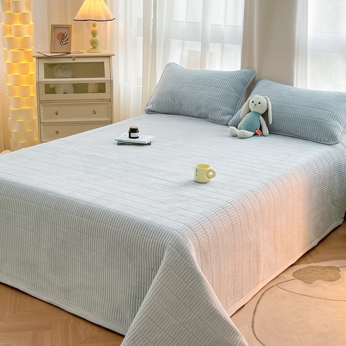 91家纺网 家纺一手货源 找家纺 梵朴 2025新款印花牛奶绒珊瑚绒夹棉直角包边款床盖榻榻米炕盖 简约淡雅蓝