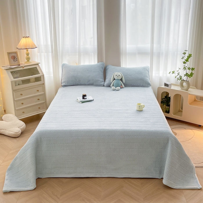 91家纺网 家纺一手货源 找家纺 梵朴 2025新款印花牛奶绒珊瑚绒夹棉直角包边款床盖榻榻米炕盖 简约淡雅蓝