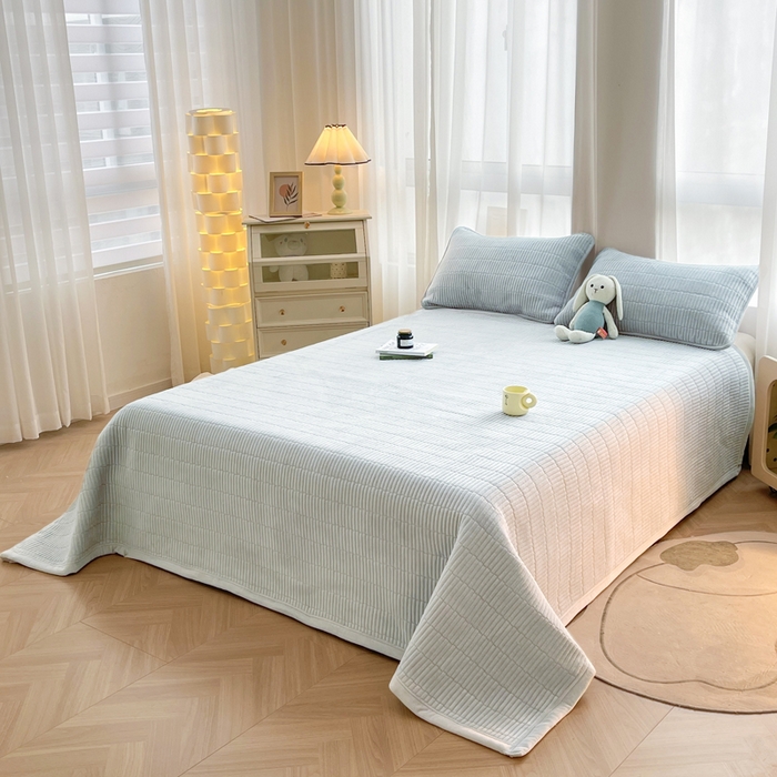 91家纺网 家纺一手货源 找家纺 梵朴 2025新款印花牛奶绒珊瑚绒夹棉直角包边款床盖榻榻米炕盖 简约淡雅蓝