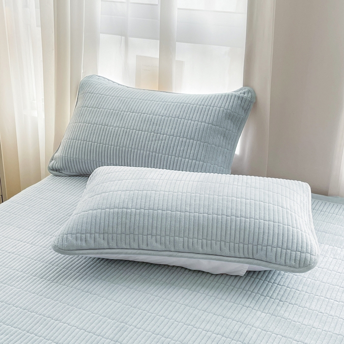 91家纺网 家纺一手货源 找家纺 梵朴 2025新款印花牛奶绒珊瑚绒夹棉直角包边款床盖榻榻米炕盖 简约淡雅蓝