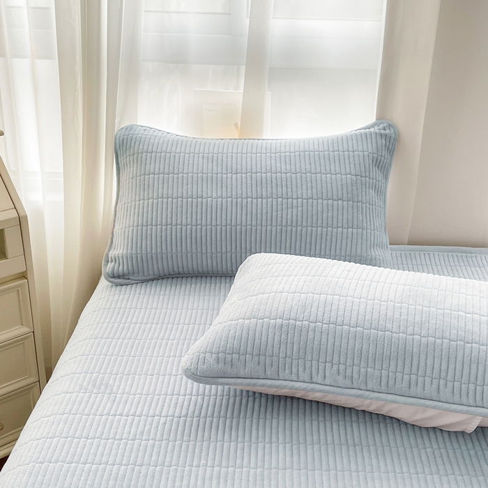 91家纺网 家纺一手货源 找家纺 梵朴 2025新款印花牛奶绒珊瑚绒夹棉直角包边款床盖榻榻米炕盖 简约淡雅蓝