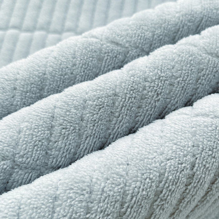 91家纺网 家纺一手货源 找家纺 梵朴 2025新款印花牛奶绒珊瑚绒夹棉直角包边款床盖榻榻米炕盖 简约淡雅蓝