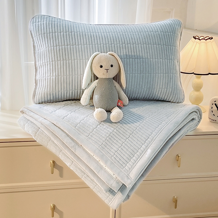 91家纺网 家纺一手货源 找家纺 梵朴 2025新款印花牛奶绒珊瑚绒夹棉直角包边款床盖榻榻米炕盖 简约淡雅蓝