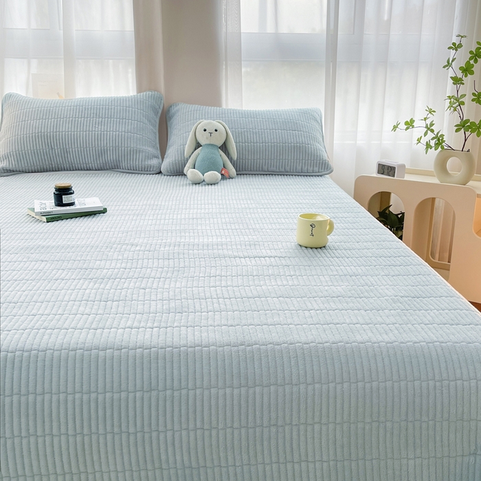 91家纺网 家纺一手货源 找家纺 梵朴 2025新款印花牛奶绒珊瑚绒夹棉直角包边款床盖榻榻米炕盖 简约淡雅蓝