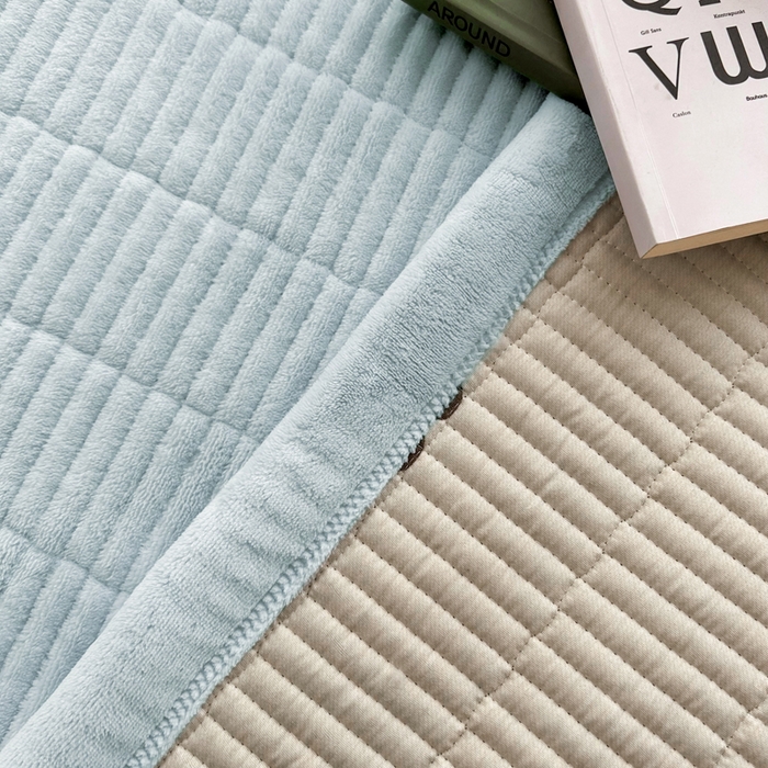 91家纺网 家纺一手货源 找家纺 梵朴 2025新款印花牛奶绒珊瑚绒夹棉直角包边款床盖榻榻米炕盖 简约淡雅蓝