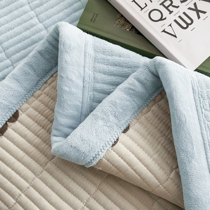 91家纺网 家纺一手货源 找家纺 梵朴 2025新款印花牛奶绒珊瑚绒夹棉直角包边款床盖榻榻米炕盖 简约淡雅蓝