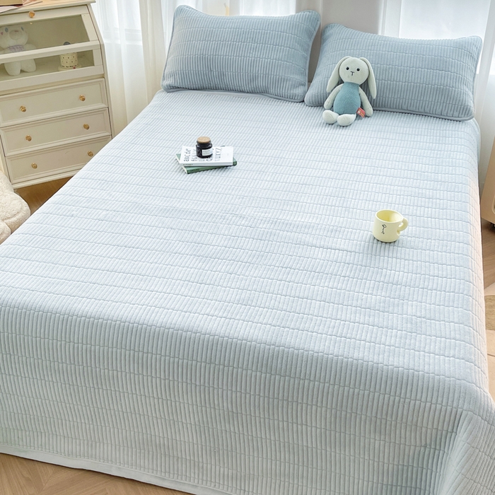 91家纺网 家纺一手货源 找家纺 梵朴 2025新款印花牛奶绒珊瑚绒夹棉直角包边款床盖榻榻米炕盖 简约淡雅蓝