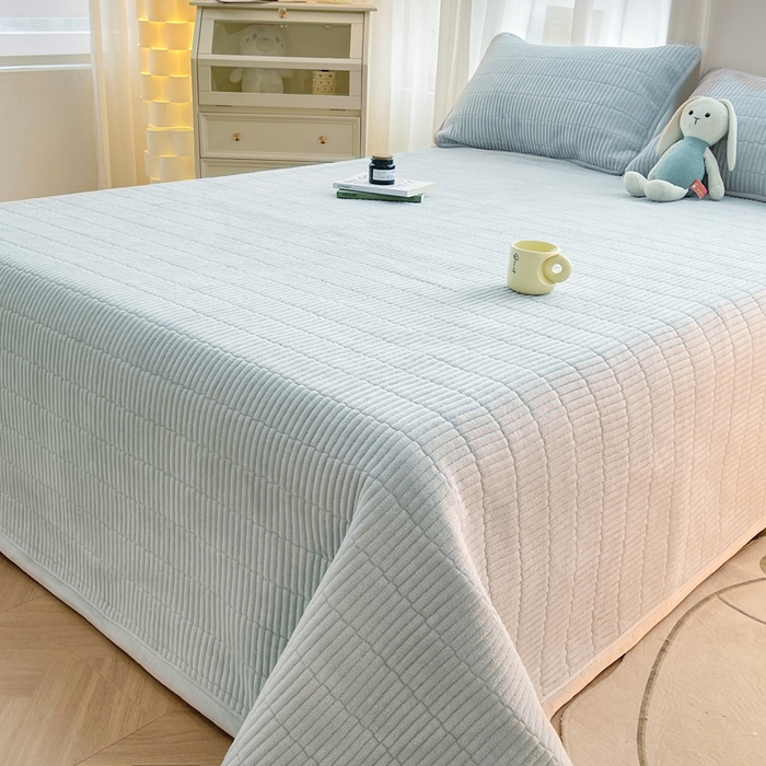 91家纺网 家纺一手货源 找家纺 梵朴 2025新款印花牛奶绒珊瑚绒夹棉直角包边款床盖榻榻米炕盖 简约淡雅蓝