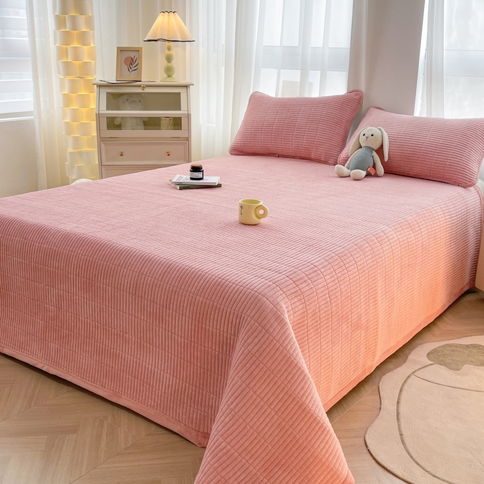 91家纺网 家纺一手货源 找家纺 梵朴 2025新款印花牛奶绒珊瑚绒夹棉直角包边款床盖榻榻米炕盖 简约浪漫粉