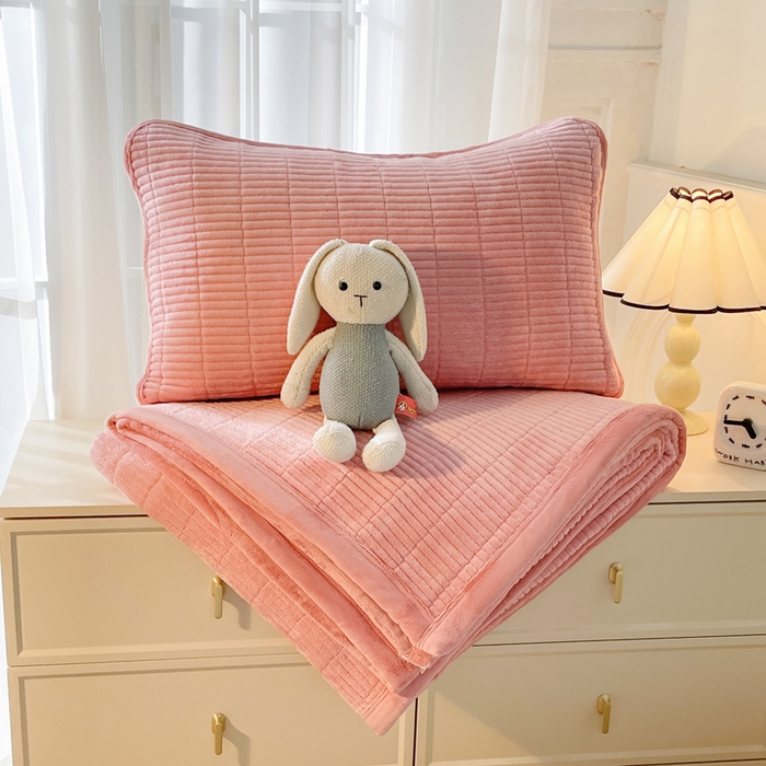 91家纺网 家纺一手货源 找家纺 梵朴 2025新款印花牛奶绒珊瑚绒夹棉直角包边款床盖榻榻米炕盖 简约浪漫粉