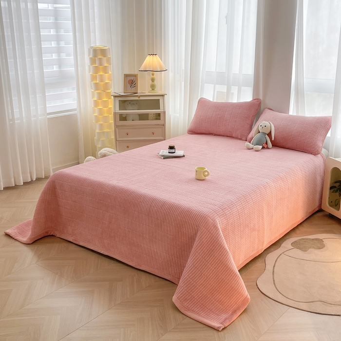 91家纺网 家纺一手货源 找家纺 梵朴 2025新款印花牛奶绒珊瑚绒夹棉直角包边款床盖榻榻米炕盖 简约浪漫粉