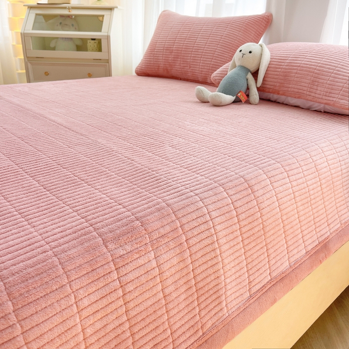 91家纺网 家纺一手货源 找家纺 梵朴 2025新款印花牛奶绒珊瑚绒夹棉直角包边款床盖榻榻米炕盖 简约浪漫粉