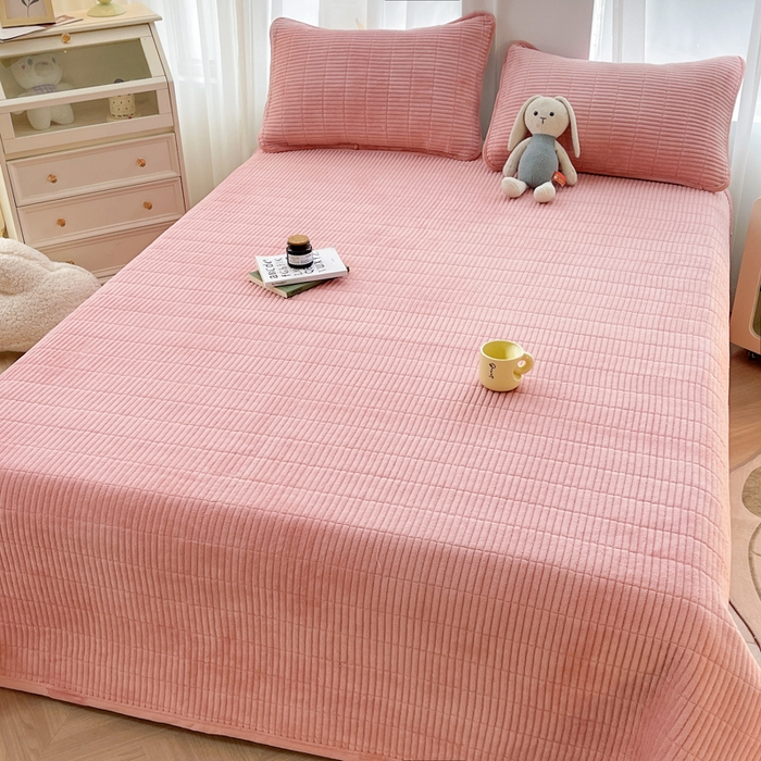 91家纺网 家纺一手货源 找家纺 梵朴 2025新款印花牛奶绒珊瑚绒夹棉直角包边款床盖榻榻米炕盖 简约浪漫粉