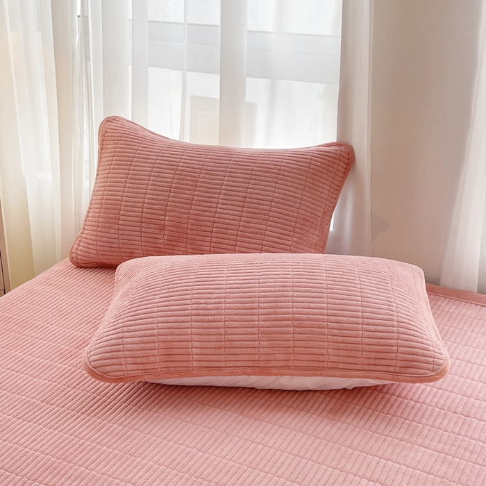 91家纺网 家纺一手货源 找家纺 梵朴 2025新款印花牛奶绒珊瑚绒夹棉直角包边款床盖榻榻米炕盖 简约浪漫粉