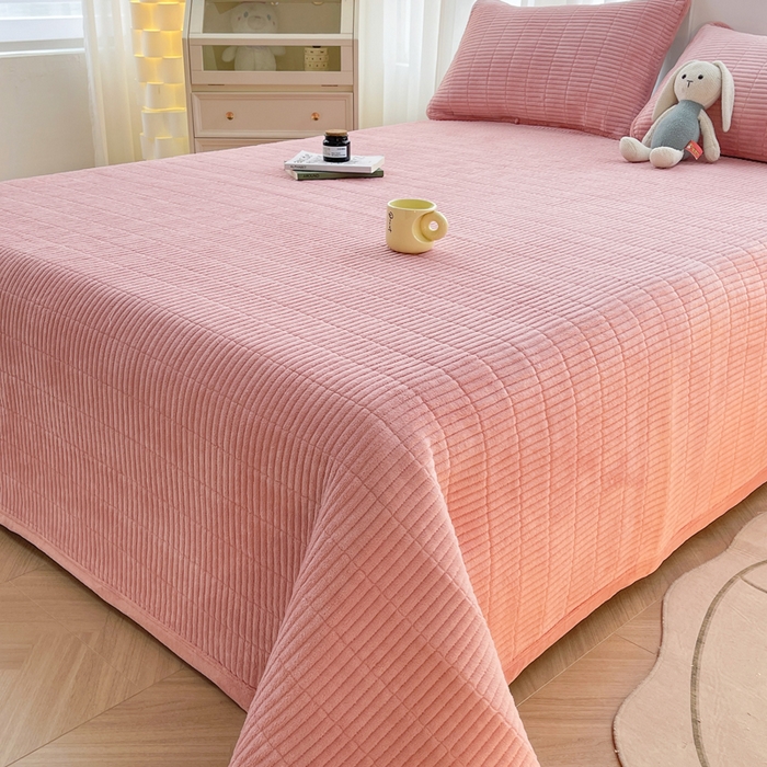 91家纺网 家纺一手货源 找家纺 梵朴 2025新款印花牛奶绒珊瑚绒夹棉直角包边款床盖榻榻米炕盖 简约浪漫粉